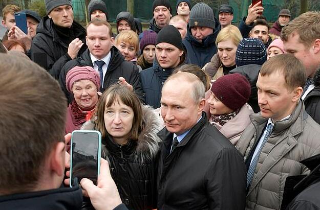 普京當(dāng)街被問月薪