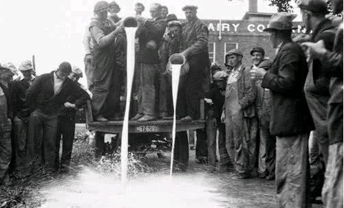 美國數(shù)十萬加侖牛奶倒下水道