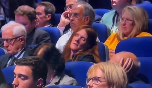 英國副首相臺上發(fā)言臺下睡倒一片