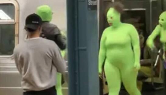 美國(guó)紐約多名綠色連體衣女子地鐵上搶劫
