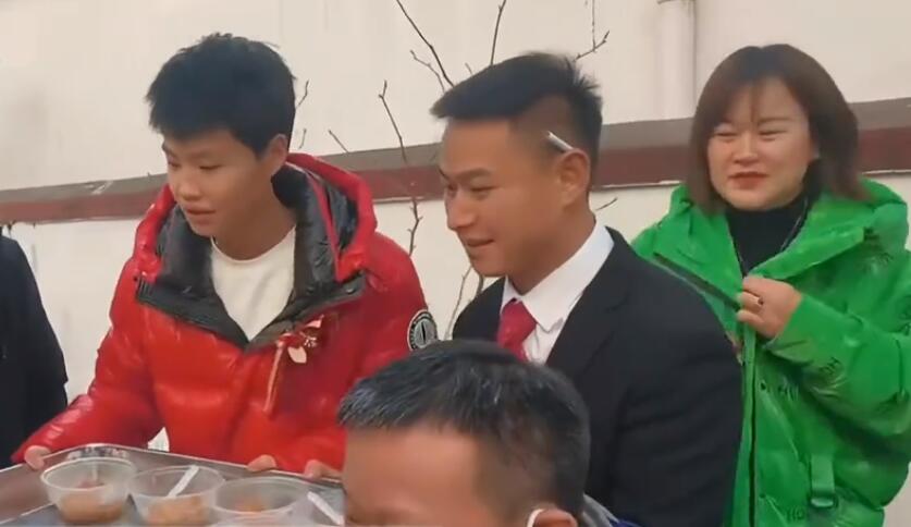 短發新娘不穿婚紗被誤認成伴郎