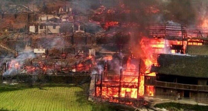 貴州一村莊大片木屋著火官方回應