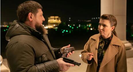 卡德羅夫展示為澤連斯基準備的手槍