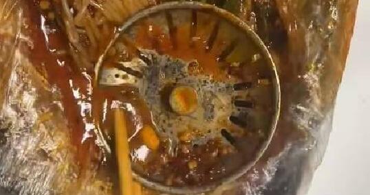 女生點(diǎn)外賣從碗里吃出地漏