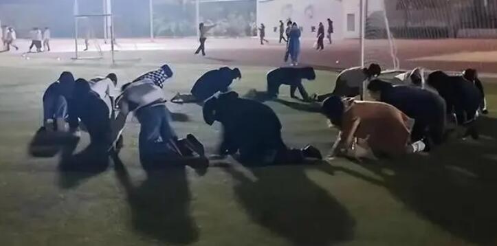 貴陽一馬路上夜間多人爬行