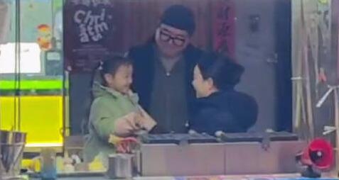 聽障父母擺攤給女兒買人工耳蝸