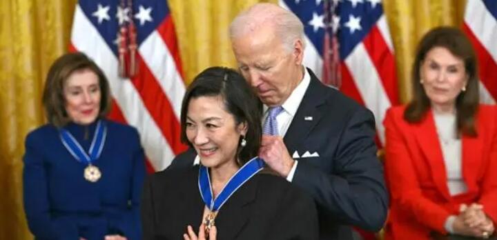 拜登向楊紫瓊授予總統自由勛章