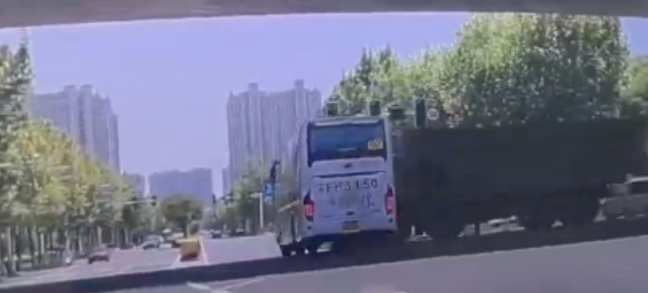 南通學生大巴事故一女孩離世