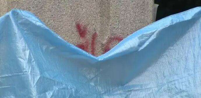 鐵頭在靖國神社石柱上涂鴉