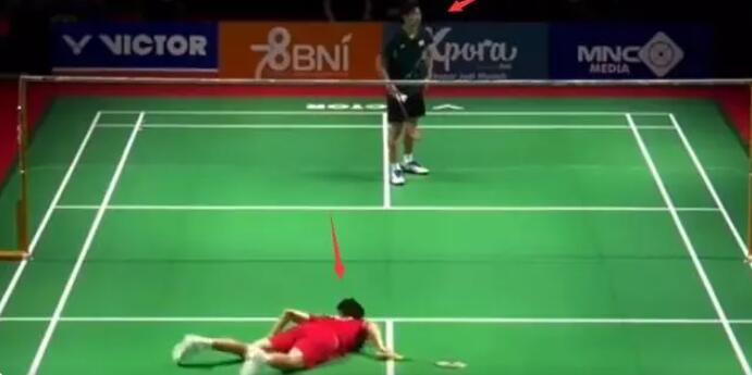 張志杰教練上前查看疑被阻止