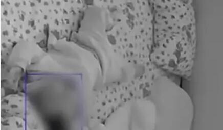 嬰兒被保姆隨手甩飛扔床上