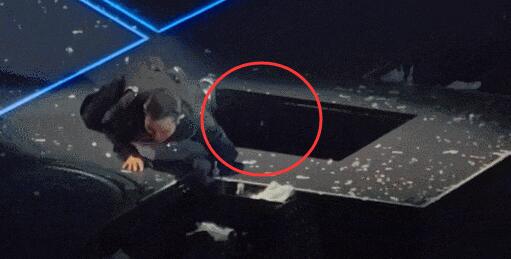 63歲劉德華演唱會踩空摔倒